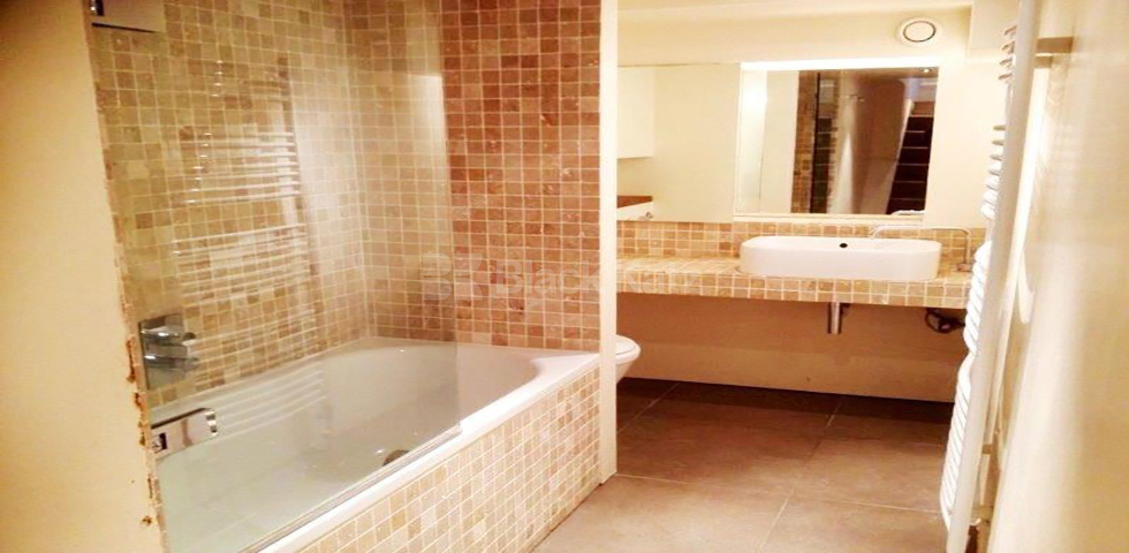 			UNDER OFFER , 2 Bedroom, 1 bath, 1 reception Ground Floor Flat			 Sandmere Road, Clapham North SW4